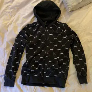 Säljer denna coola Adidas hoodie med dragkedja. Hoodien är i storlek 164cm vilket motsvarar storlek xs-s ungefär. Passar lika bra på killar som tjejer. Skriv privat för mer bilder och mer info☺️ ❕Pris + Frakt❕
