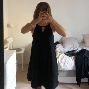 Klänning från Only  - Svart tunn klänning från Only. Aldrig använd, lappen kvar. Så himla skön nu till sommaren. Funkar ju till både sneakers och mer uppklätt! Köpt för 300kr 🤍🤍💘