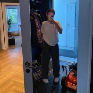 Champion trackpants  - Säljer mina ursnygga champion trackpants då dem inte används! Skicket är super, i princip nyskick😇 Byxorna är mörkgråa med en babyrosa och vit rand vid sidan🙌😃 sista bilden beskriver byxans färg😇 De är i storlek S men passar även mig med XS då de finns band innuti vid midjan. Skulle nog passa nån med M också🥰 De fungerar att användas både low och mid waist, eventuellt high waist också❤️