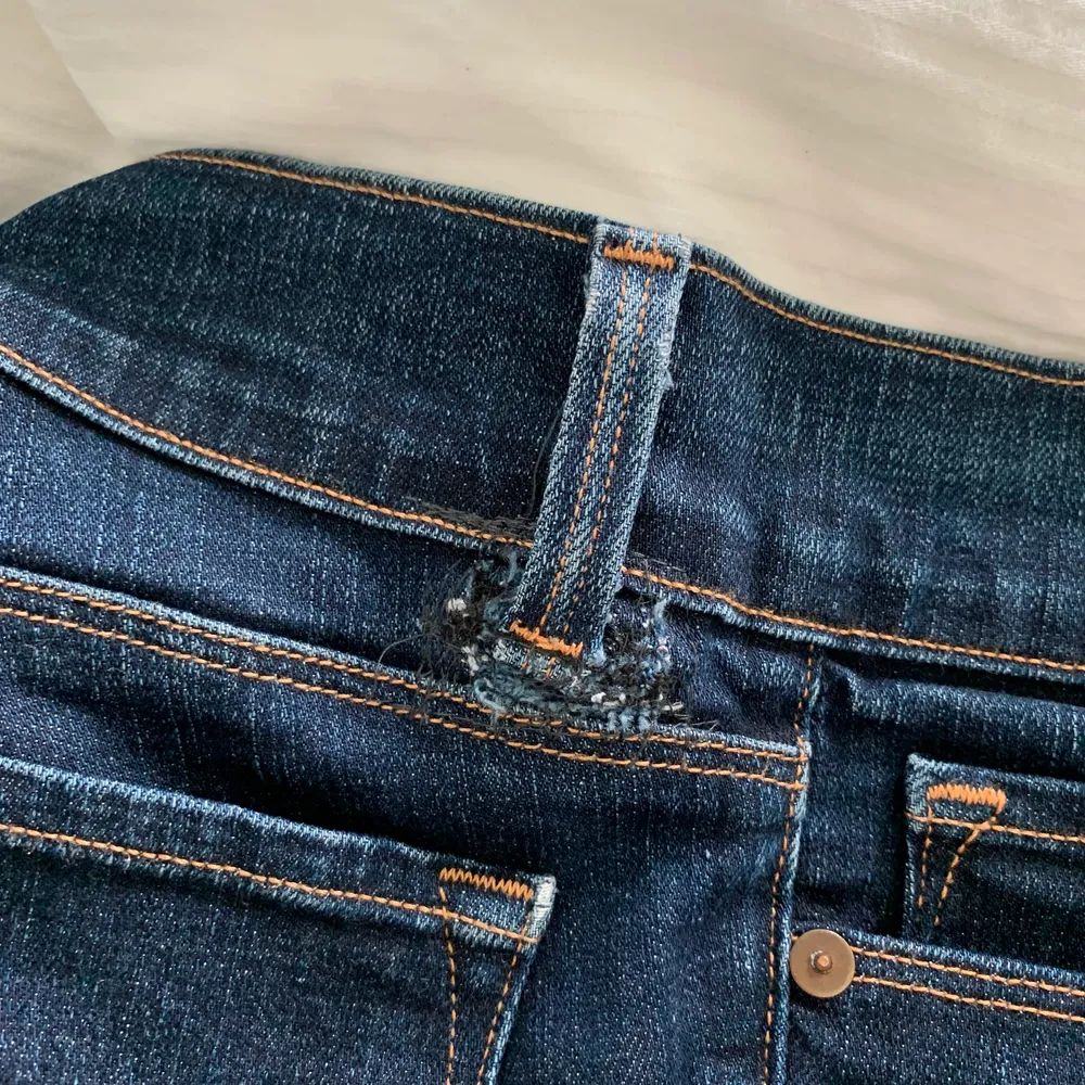 Low-rise flared jeans från J Brand i storlek 26, modellen är love story. Storlek 26 motsvarar storlek 34 (EU storlek). Jag är ungefär 167 🧡 (OBS! På sista bilden har jeansen gått sönder men har lagat det genom att sätta en tygbit innanför, syns knappt när jeansen är på). 350+ frakt!!. Jeans & Byxor.