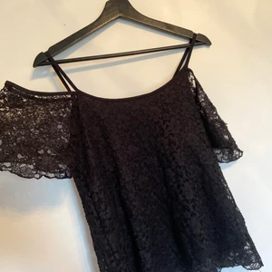 Off shoulder top från GinaTricot i stl S, fint skick - GinaTricot, stl S, fint skick • Skickas med posten, frakten kostar 48:-