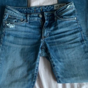 crocker !! 🌺 - Fina blåa jeans som jag tycker är bra till sommaren, sommarens lite svalare dagar dårå. Supersköna och lätta. Lågmidjade / mellanmidjade? Mid-waist. Helt basic jeans med ett coolt hål på ena knäet. Passar till typ alla stilar och alla outfits. Modellen heter PEP tror jag. Alltså bootcut, flare. Fraktar och möts. För fler frågor skriv i kommentarerna eller privat 💞💞🌺