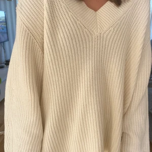 Stickad tröja - Jättefin stickad tröja från hm. Andvänd ett fåtal gånger och är i ett fint skick. Köparen står för frakt.🦋