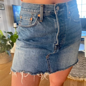 Jeanskjol - Jättefin jeanskjol ifrån Levis. Säljer den pga att den är för liten för mig. Fint skick, kontakta för fler bilder. Köparen står för frakt⚡️⚡️