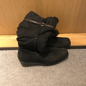 Stövlar  - Svarta stövlar i strl 40. Använt skick. Vid eventuell leverans står köparen för frakten. 