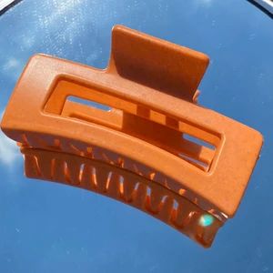 Organge hårklämma🧡 - Somrig orange hårklämma🧡Perfket accessoar till sommar klänningen🧡49kr + frakt, pris kan diskuteras🧡Ny och oanvänd! 
