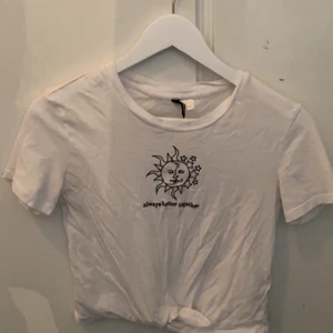 Vit t-shirt  - Säljer nu min tisha från hm. Den är i strl ca men passar bra för mig som har strl s i vanliga fall 