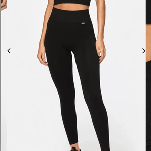 Hömidjade träningstight ifrån stronger - Seamless, högmidjade med resor som drar in midjan!💕 De är använda bara vid några få tillfällen pga fel storlek. De är fyragsstretch och snabbtorkande! Köpta för 700kr💕