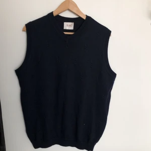 Sitckad väst - Mörkblå väst att ha över en T-shirt😁