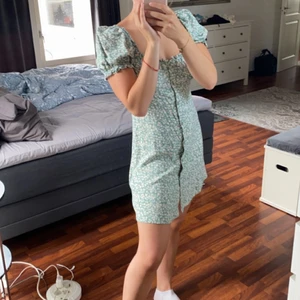 Blommig klänning - Säljer min blommiga klänning från Nelly som är i gott skick då den endast är använd 1 gång🌸🌸 Bud startar på 80kr och avslutas på torsdag den 10:e!!! Köparen står för frakt på 45kr BUD ÄR BINDANDE!!!  Nypris 300kr (klänningen är slutsåld) HÖJ BUD MED MINST 20kr!!!