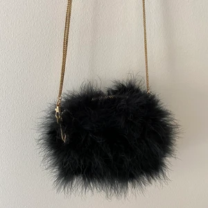 Axelremsväska - Säljer min knappt använda axelremsväska från River Island! Väldigt bra skick, och superfin!