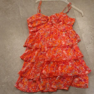 Kort vologo summer klänning  - En söt volongkjol som är I mycket bra skick och passar till allt. Passar xs_ a och finns fler bilder och man kan ha den vad som helst. Köpare står på frakt 