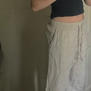 Linnebyxor - Säljer nu mina linnebyxor från hm som är perfekt till sommaren😍 köpta i augusti men sparsamt andvända! Storlek M men passar perfekt på mig som är s/36❤️ 
