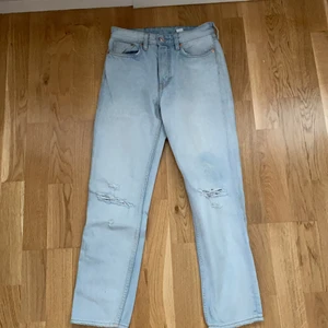 Jeans  - Jeans från hm som jag använt ca 2 gånger tills jag insåg att dem är lite för små för mig. Dem har en fläck som säkert går bort om man använder vanish etc. 