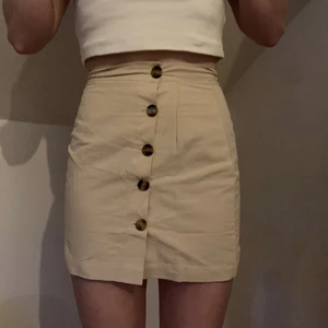 Beige kjol - Gulligt, oanvänt plagg från SHEIN. Skönt material storlek S. Ganska liten i midjan men passar mig med midja 25.