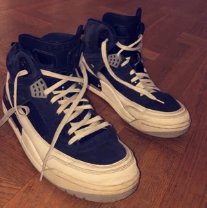 Jordan 4 Spizike - Säljer dessa Jordans, har använt dom i ca 1 år, dom är absolut inte slitna men använda. 