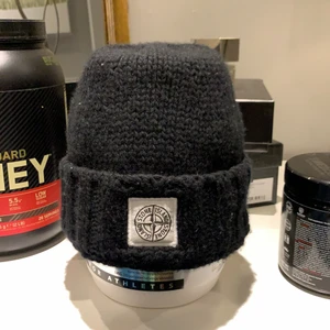 Stone Island Mössa - Passform-ingen aning, typ vanligt herrhuvud?! Nypris 900