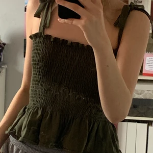 Topp - Grön fin topp med knytband ifråm Hm, i storlek Xs💕💕 Som nytt skick då den aldrig blev använd. 