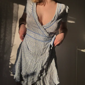 Klänning  - Supergullig klänning med tunt tyg, perfekt till sommaren. Använd ett antal gånger men fortfarande i bra skick. Skriv privat för fler bilder. Frakt ingår ej💓