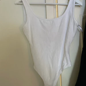Vit bodysuit - PRISET ÄR INKLUSIVE FRAKT.                                               Vit bodysuit i storlek S, 36,  från missguided. Köpt för 2 år sen men aldrig använd då den är för stor för mig. 