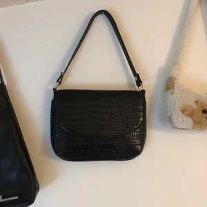 Axel väska  - Säljer nu min jätte fina JFR väska, säljer den då jag använder en annan svart och denna kommer då ej till användning. Den är knappt använd, kanske 7 ggr totalt. Väskan är mellan stor och jag får plats med mina små skolböcker i den.  Köparen står för frakt❤️