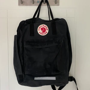 Fjällräven kånken - Säljer min stora fjällräven kånken ryggsäck, såpass rymlig att du får plats med en dator och mer i den!👍🥰tillhörande sittunderlag, pris kan diskuteras