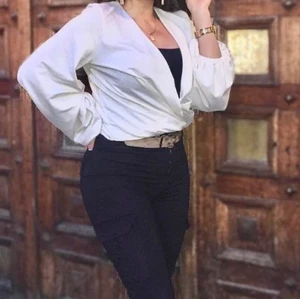 Slim cargo byxor  - Tighta cargo byxor med fickor. Väldigt tighta i storlek, någon med 36-38 hade passat i dom.