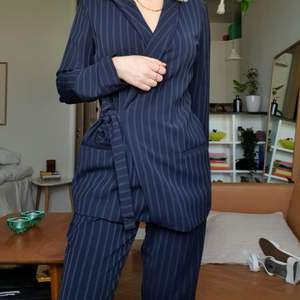 Snyggt mörkblått kostymset med knyt på sidan. 225 kr för både kavaj och byxor, 140 kr var för sig. Exklusive frakt.