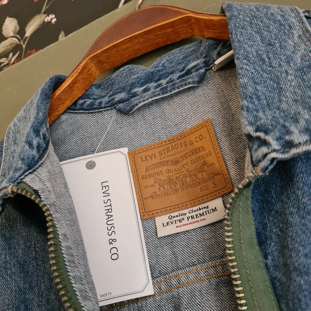 Säljer denna supercoola jeansjacka från Levi's 💫 helt oanvänd med prislappen kvar! Jackan är i storlek S❣ köparen står för frakt . Jackor.