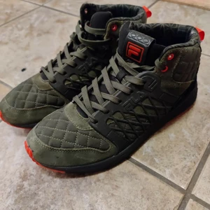 Fila skor  - Fila skor i storlek 42 knappt använda. Passar för killar och är äkta. Foto skickas när paketet postas. :)