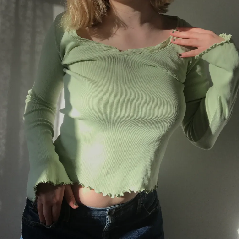 Så fin vintage långärmad tröja med ”volanger” som ger en stark 2000-tals känsla. Jag har sytt om den lite vid halsen då den var lite sönder när jag köpte den (skriv privat för fler bilder). Frakt ingår ej💓. Tröjor & Koftor.