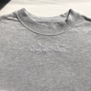 Adidas grå T-shirt  - Ljusgrå Adidas T-shirt, Adidas Logga samt sträck på ärmarna, bra skick, sällan använd, inga skador eller fläckar, Storlek S 