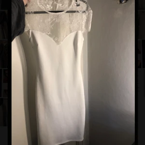 SUPERFIN KLÄNNING ✨ - Fin klänning till skolavslutning/studenten! Aldrig använd. ✨ Frakt tillkommer!