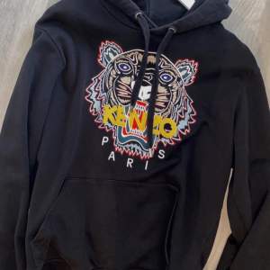 En unisex kenzo hoodie i storlek M som har använts ett få antal gånger. Priset går att diskutera!😇