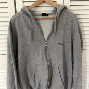 Champion hoodie - Grå champion zip-hoodie från humana! Så najs, passar som en M/L🦋