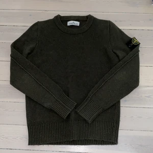 Stone island sweatshirt  - Hej jag säljer nu min stone island sweatshirt då jag har växt ur den. Storlek Small vuxen passar folk som e 170-176 skulle jag säga. Ordinarie pris är 2400kr säljer för 600kr pris kan diskuteras 