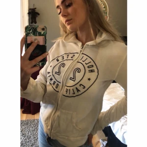 Hollister hoodie med dragkedja - Vit Hollister huvtröja med dragkedja Storlek XS ganska tunn 150kr +frakt eller högsta bud Alla kläder skickas alltid nytvättade💕