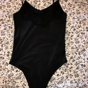 String body - Svart string body med spetsdetalj högst upp ifrån Carlings. I färgen svart. Storlek XS. Använd 1 gång, är som ny. Väldigt fin och skönt material. Säljer för 130 kr, kostar 199kr som ny. Kan mötas upp eller fraktas. 