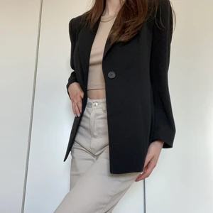 Svart Kavajen 🖤 - Jag säljer den fint kavajen som tyvärr kommer inte till användning💕 säga till bara, om det finns några frågor om storleken o sånt ! Köparen står för frakt 