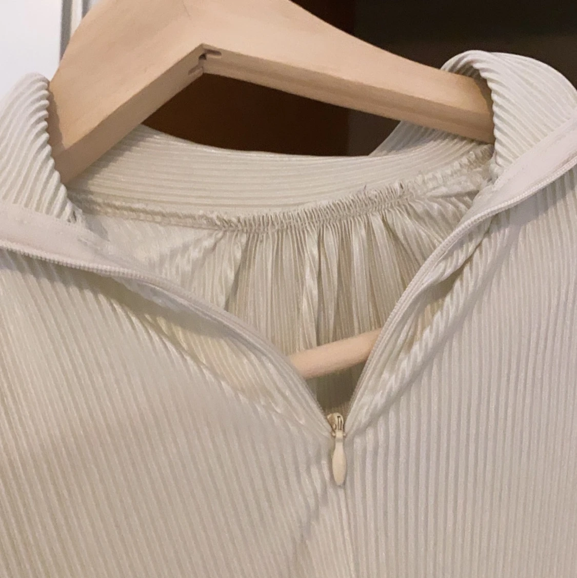 Fin veckad satin tröja med utsvängda armar  - 90