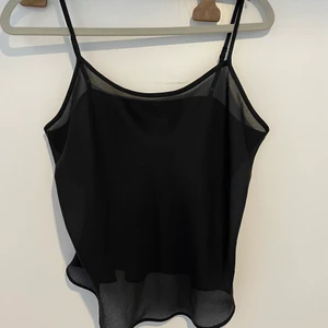 Genomskinligt svart linne - Fint genomskinligt svart linne med tunna spagettiband, aldrig använt