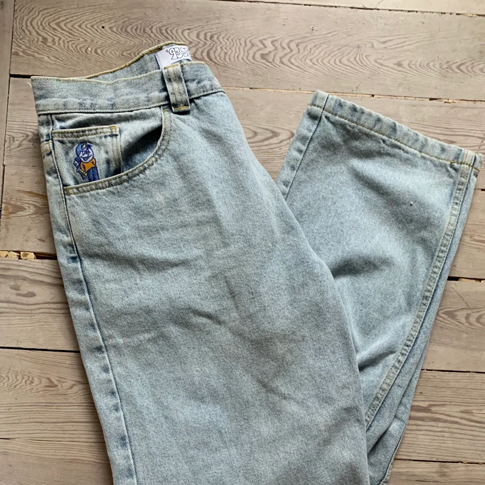 Ljusblåa jeans använda kanske 4-5 gånger. Nytt skick med bra passform. 32x32. Original pris: 1199. Skriv för fler fitpics . Jeans & Byxor.