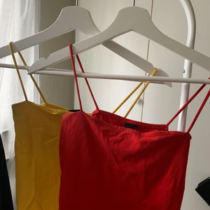 Linnen med spaghettiband - Två linnen ifrån ginatricot ett gult och ett rött. Perfekta till sommaren, stolek s på båda. 40kr+ frakt för båda linnerna 