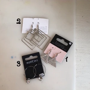 Smycken - Säljer dessa örhängen då de aldrig kommer komma till användning eftersom silver inte är min färg. Bra skick och aldrig använda. Dock osäker på om de är nickelfria eller ej:/ Skriv till mig privat om ni är intresserade!                            Ej frakt.                                                                                             Ett sett kostar 15kr