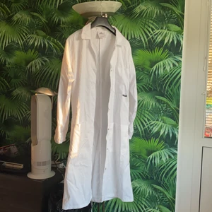 Läkarrock, strl S - Helt nytt, lång, vitt, snygg, 6 klickknappar, långärmad. Rockens längd 101cm (från krage ner).