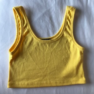 Topp - Jättefin gul topp från SHEIN🥰. Ribbat material. 