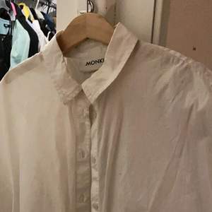 Så fin vit skjorta från monki! Kommer ej till användning längre. Skriv vid intresse eller om fler bilder önskas❤️