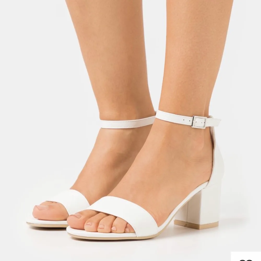 Säljer dessa populära vita low block heels från NELLY! perfekta till studenten!🤍 vad jag vet är de slutsålda! säljs pga. tyvärr för stora för mig som vanligtvis är en 35/35.5🥺 ser något beiga ut på andra bilden men är vita i verkligheten☁️ köpta via zalando och endast ena skon är testad en gång, dvs splitternya!. Skor.