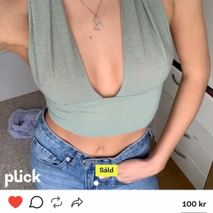 Topp man knyter i ryggen  - Populär topp som man knyter i ryggen. Toppen är mintgröna och glittrig. Köpte tröjan av denna fina tjejen som är på bild, men måste tyvärr sälja den då den var för liten (även anledningen till att jag använder mig av hennes bilder, så ni kan se hur toppen ser ut på) Skriv för bilder på toppen privat eller om ni undrar något! 🧚🏻💚