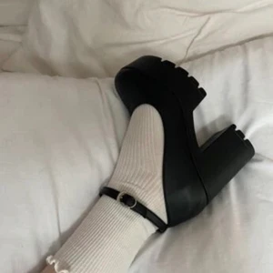 Svarta platå/plattform  - Väldigt fina svarta platå/platform, inte alls använd därmed är de helt nya. Passar 39/40